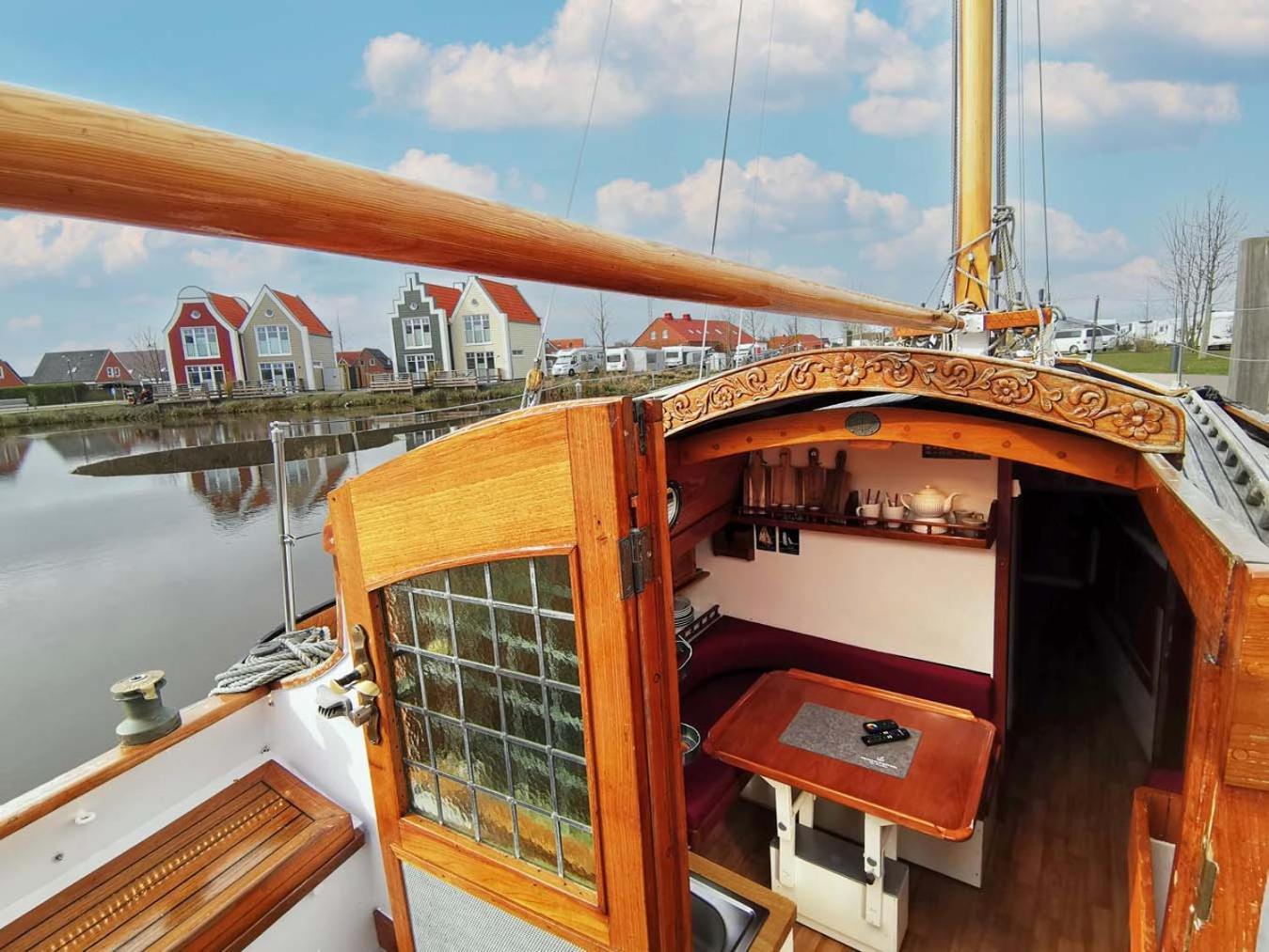 Plattbodenschiff Pandion Hotel Neuharlingersiel Buitenkant foto